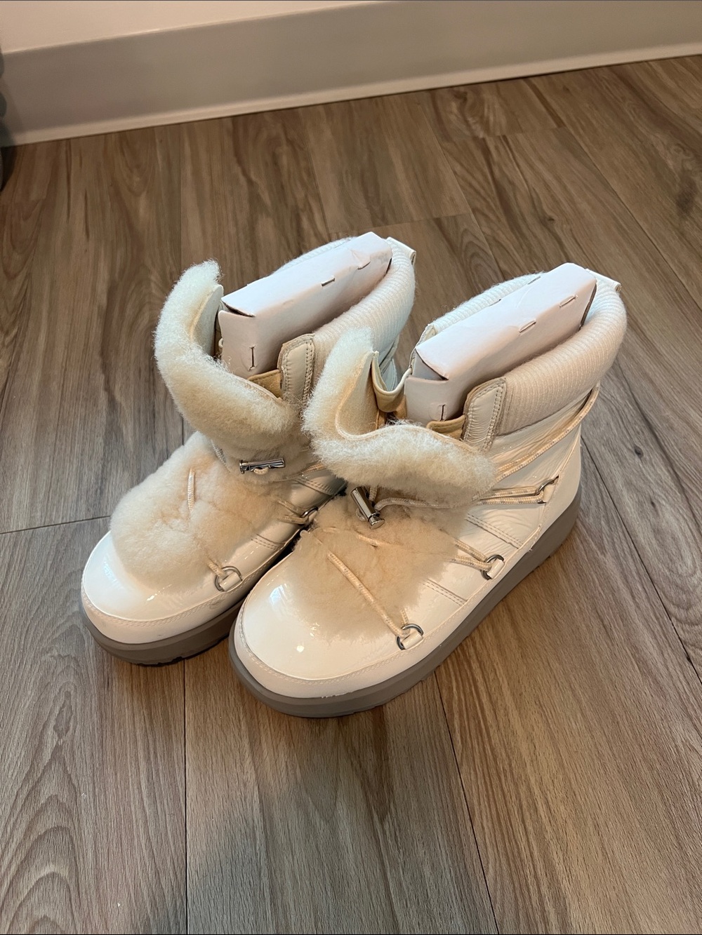 UGG HIGHLAND White WATERPROOF PATENT LEATHER SNOW SHORT BOOT